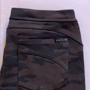 Sanctuary. Skinny pants. Size small. Faux pockets.
